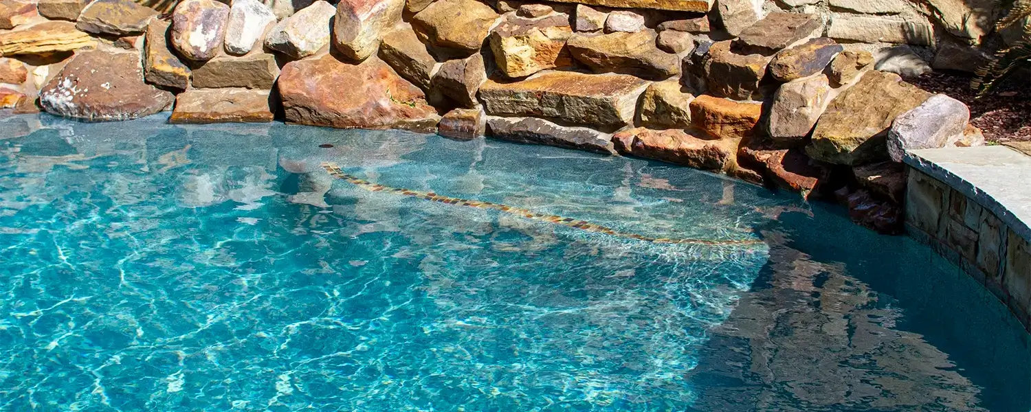 תחזוקת-בריכת-שחייה-ביתית-עם-קירות-אבן-פנימיים-Maintenance-of-a-Swimming-Pool-with-Internal-Stone-Wal